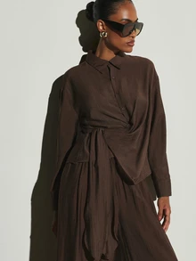 KSTM Kemeja Kerah Longgar Warna Cokelat Tua dengan Detail Ikat Pinggang, Lengan Panjang, Kancing Depan, Atasan Tenun Santai - Coffee Brown - View 4