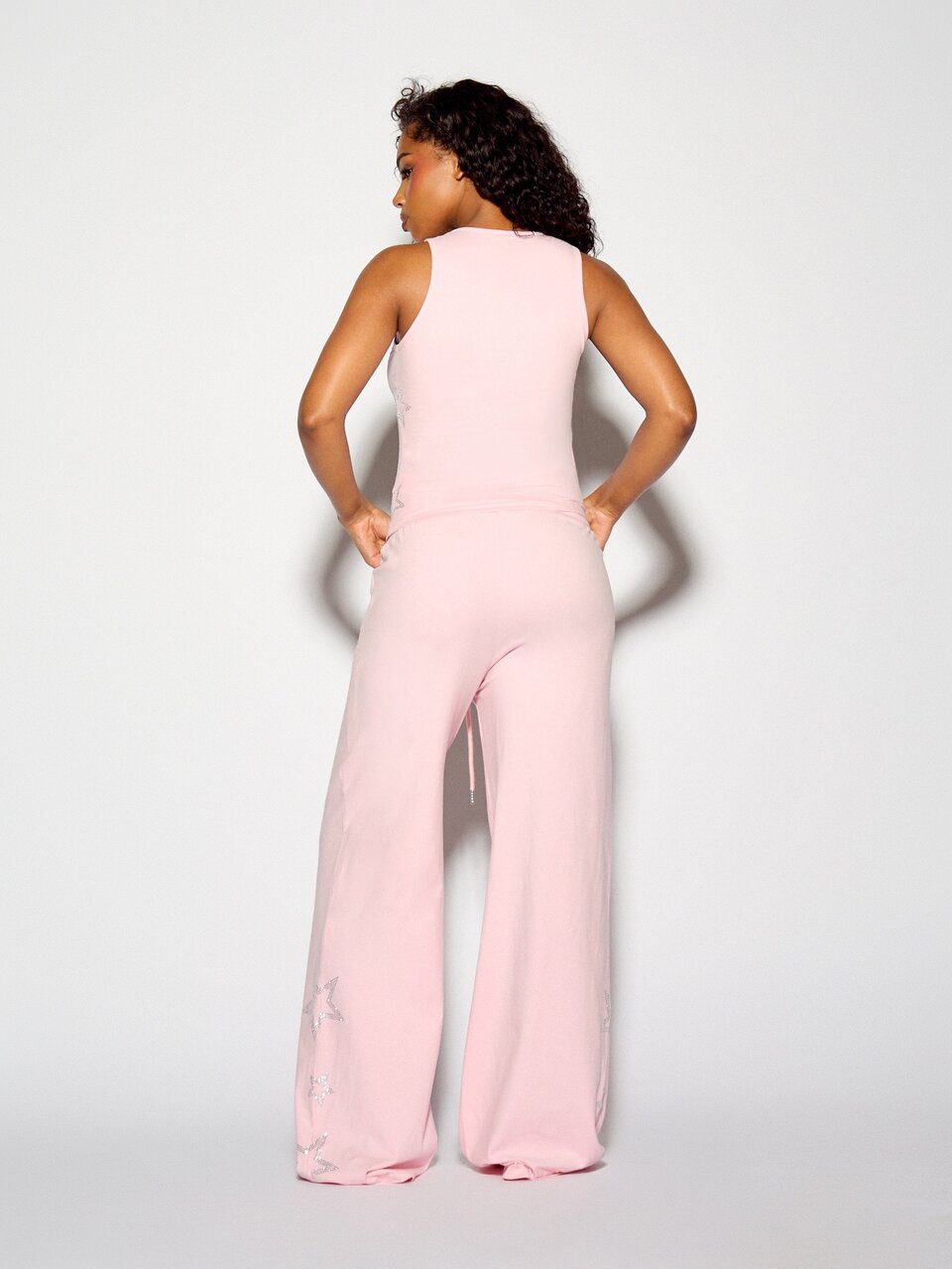 SUMWON WOMEN Conjunto de Top Corto con Eslogan "Hot And joven" y Pantalón de Pierna Ancha con Ribete de Strass y Detalle de Estrella de Strass en la Pierna