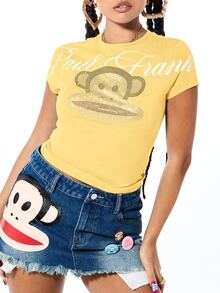 SUMWON X PAUL FRANK SUMWON WOMEN 猴子圖案牛仔迷你裙，毛邊下擺拼接與校隊字母印花，夏季音樂節街頭風 - 黃色 - 查看 4