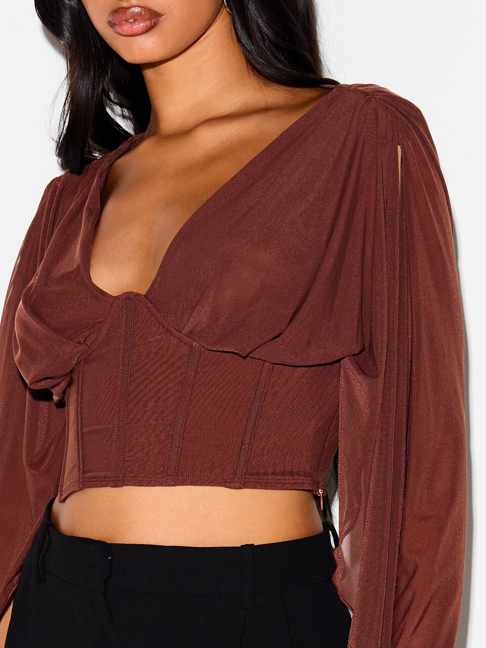 KIZN Top corto a corsetto in chiffon con maniche a sbuffo e spacco vistoso