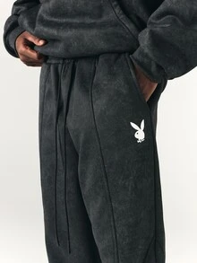 PLAYBOY X SUMWON بنطال رياضي واسع الساق بشعار أرنب مغسول مع خصر برباط وجيوب جانبية بقصة فضفاضة من الصوف - الأسود - مشاهدة 5