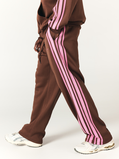 SUMWON Pantalon de survêtement à jambes larges avec détail de bande latérale rose et logo script, taille à cordon de serrage, en molleton, vêtement de détente