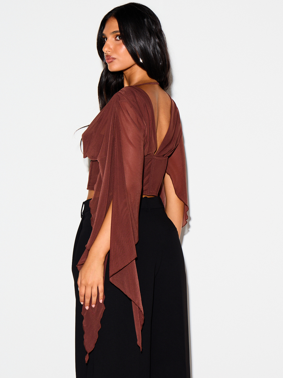 KIZN Top corto a corsetto in chiffon con maniche a sbuffo e spacco vistoso