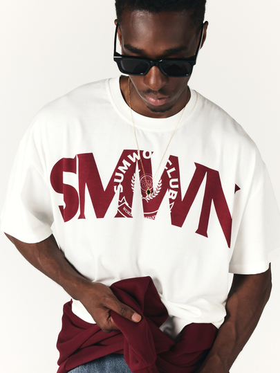 SUMWON Luźny T-shirt Club z okrągłym dekoltem, krótkim rękawem i nadrukiem graficznym logo, casualowy streetwear, letni niezbędnik