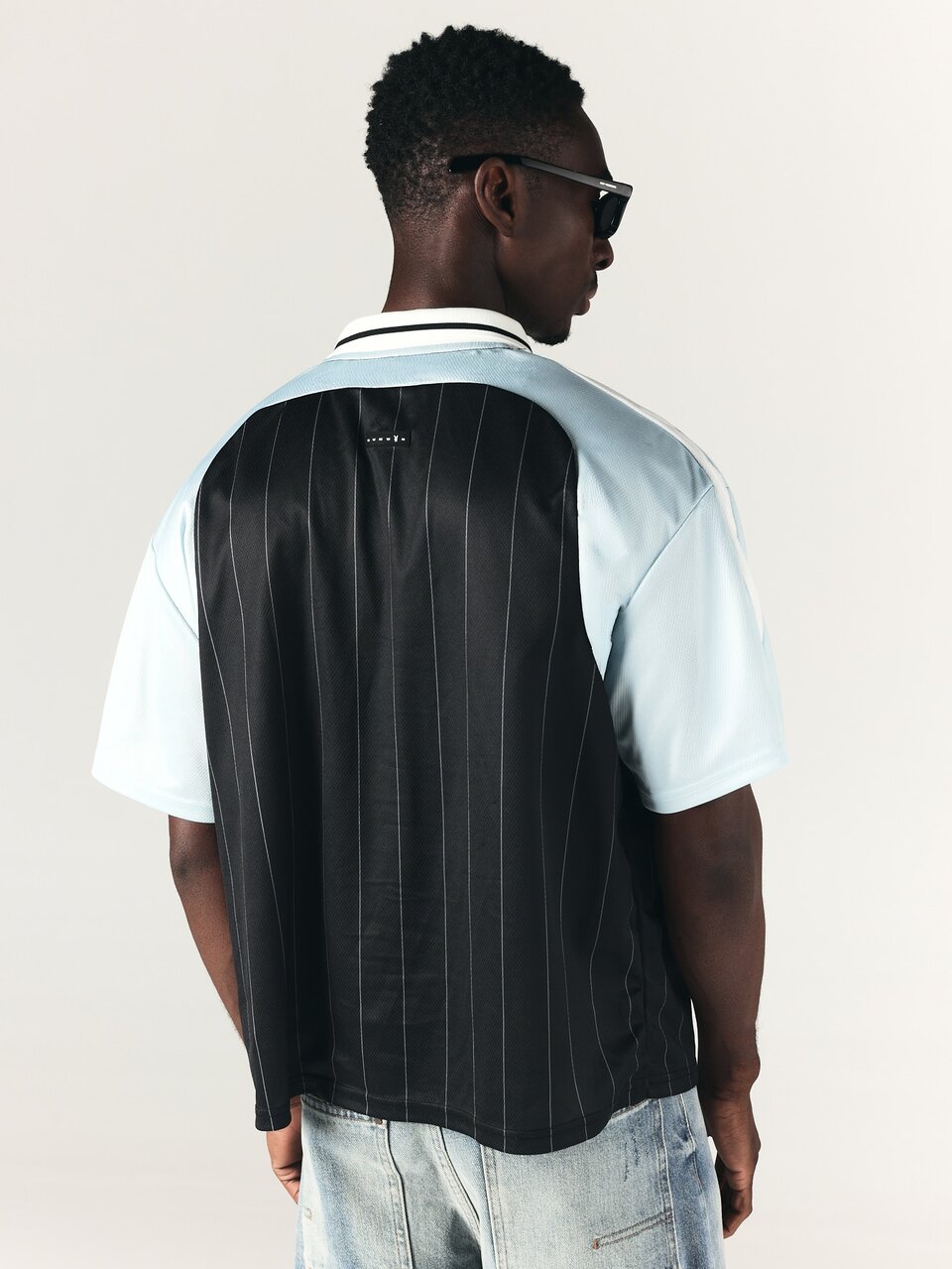 PLAYBOY X SUMWON Maillot de football Club Pinstripe à col V, manches courtes, style blocs de couleurs, Top de football avec logo lapin