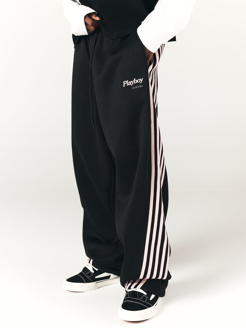 PLAYBOY X SUMWON Szerokie spodnie dresowe z różowym paskiem po bokach i wiązaniem w pasie, casualowy streetwear na co dzień, wiosna/lato