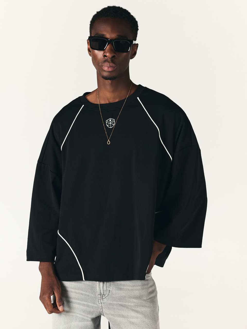 Maglietta oversize a maniche lunghe con girocollo, piping a contrasto e stampa numero 90 varsity sul retro, top stile street