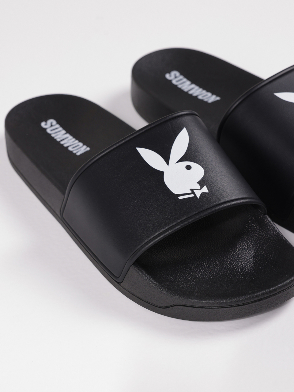 PLAYBOY X SUMWON Klapki typu slide z logo króliczka, płaskie, z otwartym palcem, z pojedynczym paskiem, letnie, na plażę i do basenu