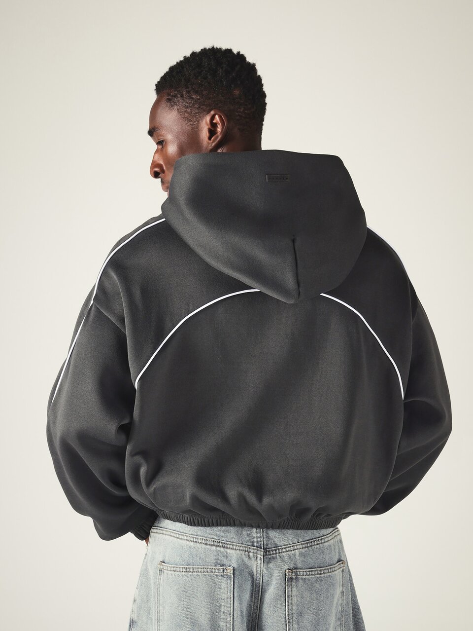 PLAYBOY X SUMWON Oversized Crop Hoodie mit Hasen-Logo, weißem Kontrast-Piping-Saumdetail, Langarm Pullover Sweatshirt für Herbst und Winter