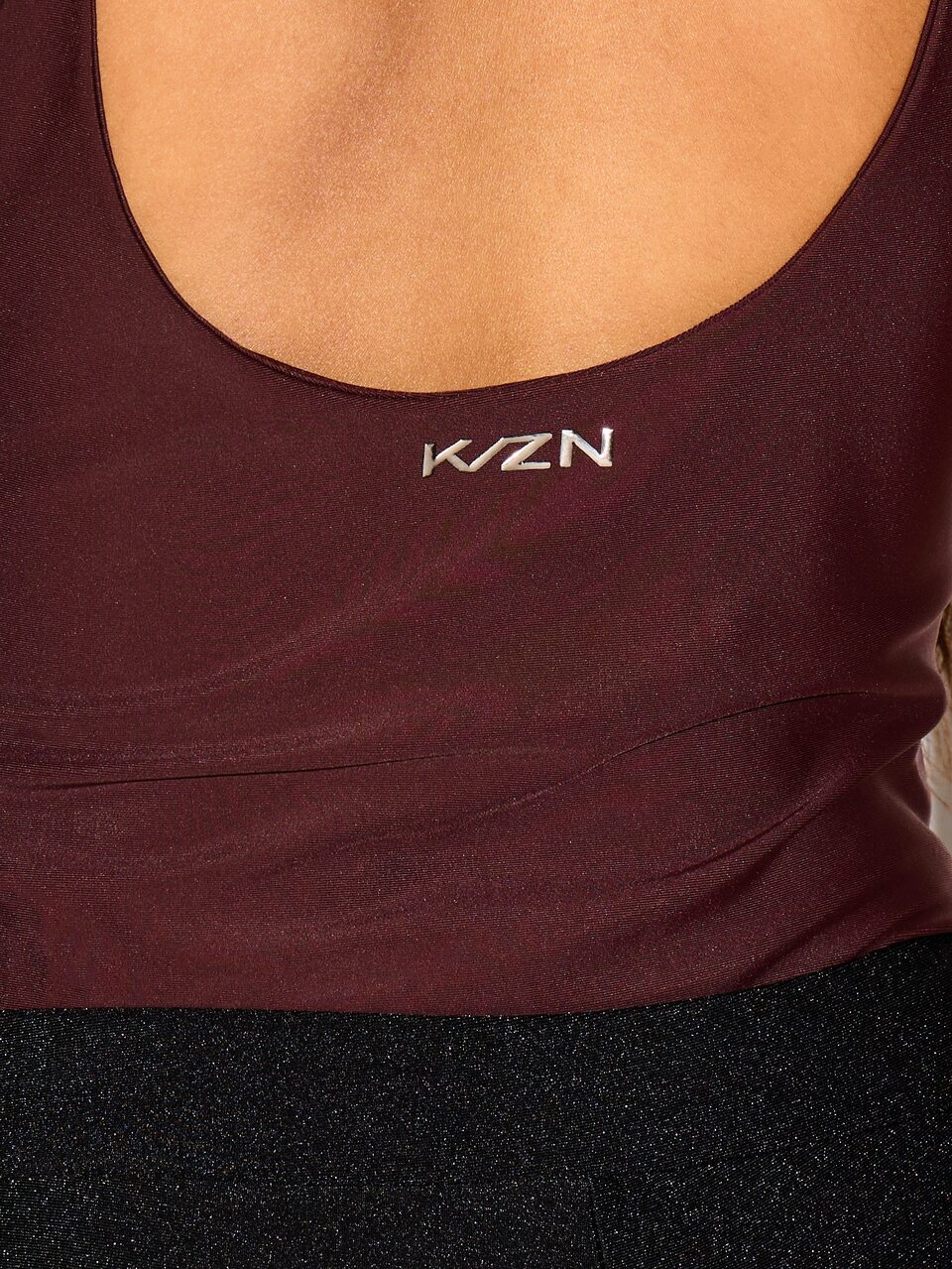 KIZN Ärmelloser Body mit tiefem Ausschnitt und Bügeln