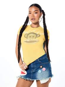SUMWON X PAUL FRANK SUMWON WOMEN 猴子圖案牛仔迷你裙，毛邊下擺拼接與校隊字母印花，夏季音樂節街頭風 - 黃色 - 查看 1