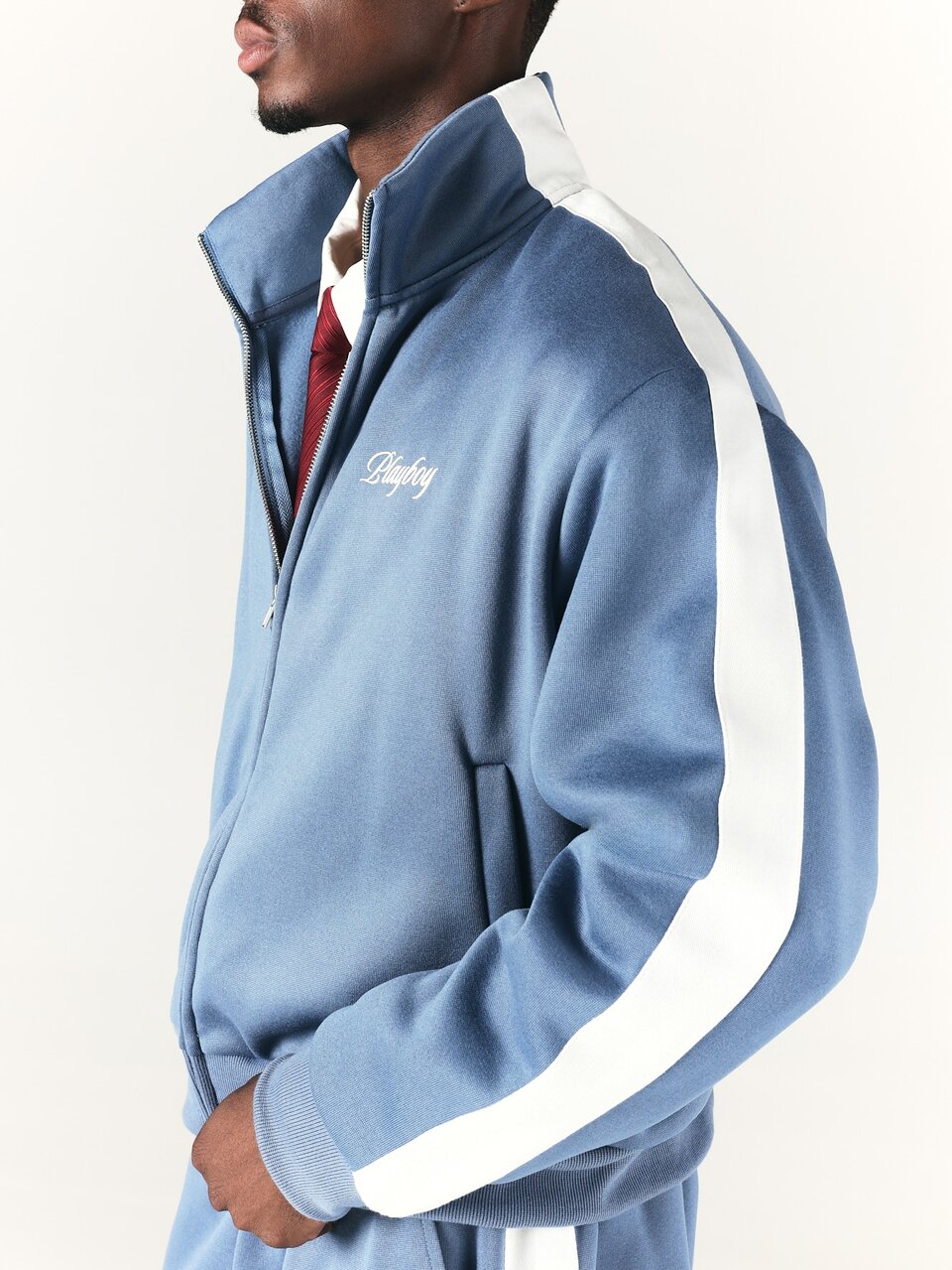 PLAYBOY X SUMWON Veste de survêtement zippée complète avec broderie script, panneaux latéraux à rayures blanches contrastées et col mandarin, style streetwear décontracté