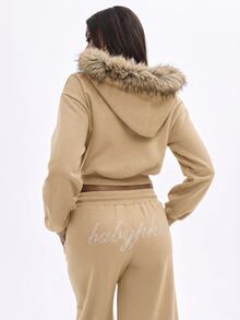 BABYPHAT هودي قصير بسحاب مع غطاء رأس مزين بالفرو الصناعي وشعار مكتوب بالراينستون، ملابس شارع مريحة للخريف والشتاء - بيج - مشاهدة 2