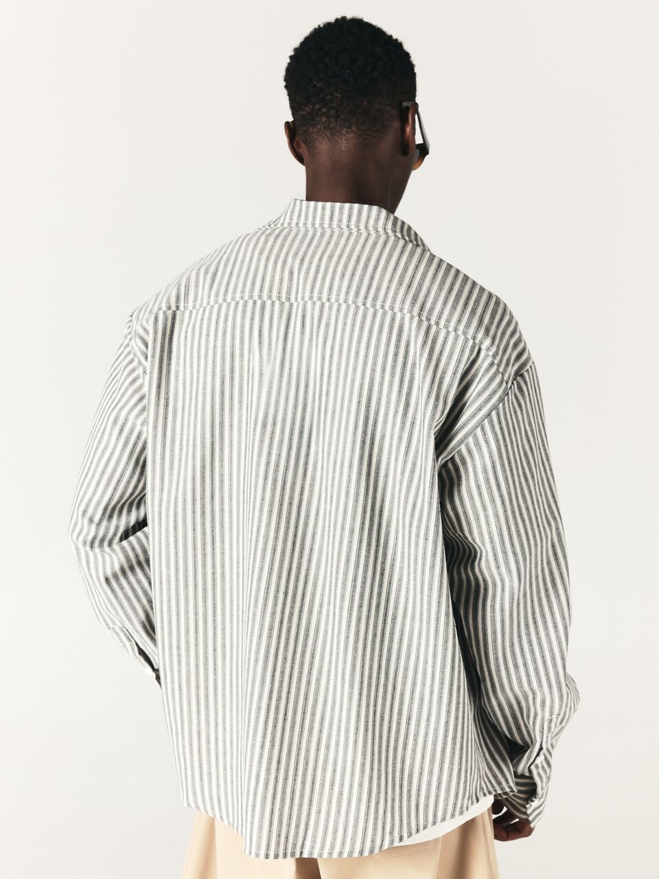 Camisa Casual de Verão Masculina Oversized com Toque de Linho, Listrada, Manga Longa, Botões, Bolso no Peito e Logo Bordado