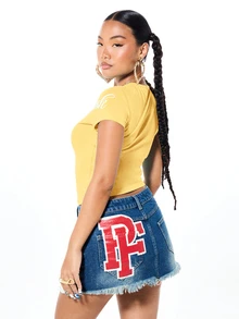 SUMWON X PAUL FRANK SUMWON WOMEN 猴子圖案牛仔迷你裙，毛邊下擺拼接與校隊字母印花，夏季音樂節街頭風 - 黃色 - 查看 2
