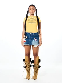 SUMWON X PAUL FRANK SUMWON WOMEN 猴子圖案牛仔迷你裙，毛邊下擺拼接與校隊字母印花，夏季音樂節街頭風 - 黃色 - 查看 5
