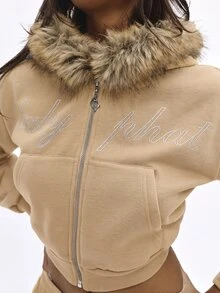 BABYPHAT هودي قصير بسحاب مع غطاء رأس مزين بالفرو الصناعي وشعار مكتوب بالراينستون، ملابس شارع مريحة للخريف والشتاء - بيج - مشاهدة 5