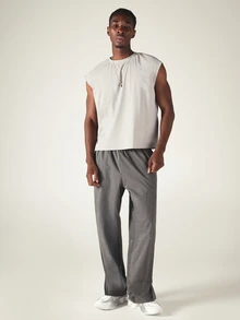 SUMWON Pantalones de chándal de pierna ancha con bajo de abertura lateral, cintura elástica y bolsillos laterales, detalle reflectante, pantalones de tejido color carbón - Gris - Ver 3