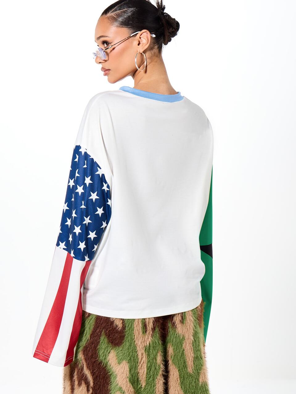 SUMWON WOMEN Top Oversized de Manga Larga con Gráfico de Calavera de Toro Outwest 1989 Texas, Bandera Americana y Mangas con Bloques de Color en Contraste, Ajuste Corto