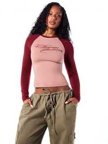 SUMWON WOMEN Raglan Long Sleeve Crop Top With Script Logo Print, Two-Tone Color Block Fitted Tee, Fall Winter Casual Everyday Crewneck - Pink - View 4