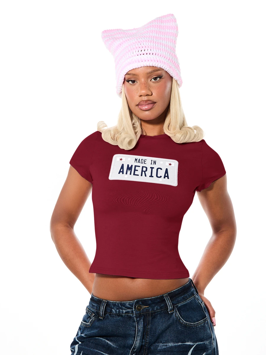 SUMWON WOMEN Made In America 車牌圖案印花短版修身短袖圓領上衣 夏季音樂節穿搭上衣 - 紅色 - 查看 1