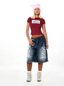 SUMWON WOMEN Made In America 車牌圖案印花短版修身短袖圓領上衣 夏季音樂節穿搭上衣 - 紅色 - 查看 3