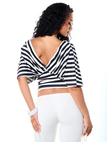SUMWON Crop top bergaris dengan leher V terbuka di bagian belakang dan lengan pendek longgar, cocok untuk gaya liburan festival musim panas. - Hitam dan Putih - View 2