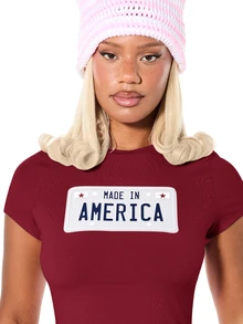 SUMWON WOMEN Made In America 車牌圖案印花短版修身短袖圓領上衣 夏季音樂節穿搭上衣 - 紅色 - 查看 4