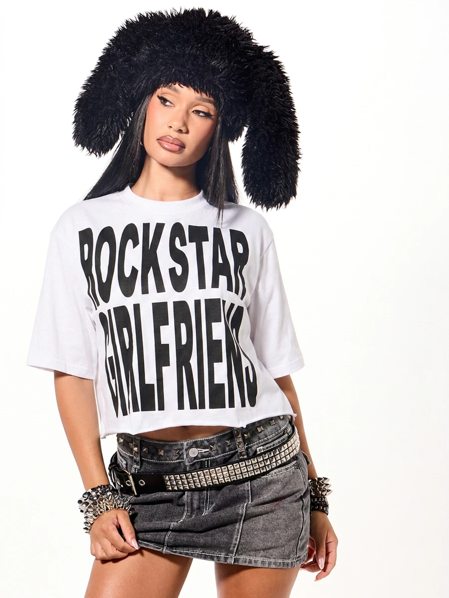 SUMWON WOMEN Rockstar Girlfriend 圖案短版上衣,寬鬆短袖圓領印花上衣,夏季音樂節演唱會穿搭 - 白色 - 查看 1
