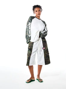 SUMWON Oversized raglantop med lång ärm, rund hals, kamouflagemönster, logotryck på ärmen och colorblock-stil - Armé Grön - Visa 3