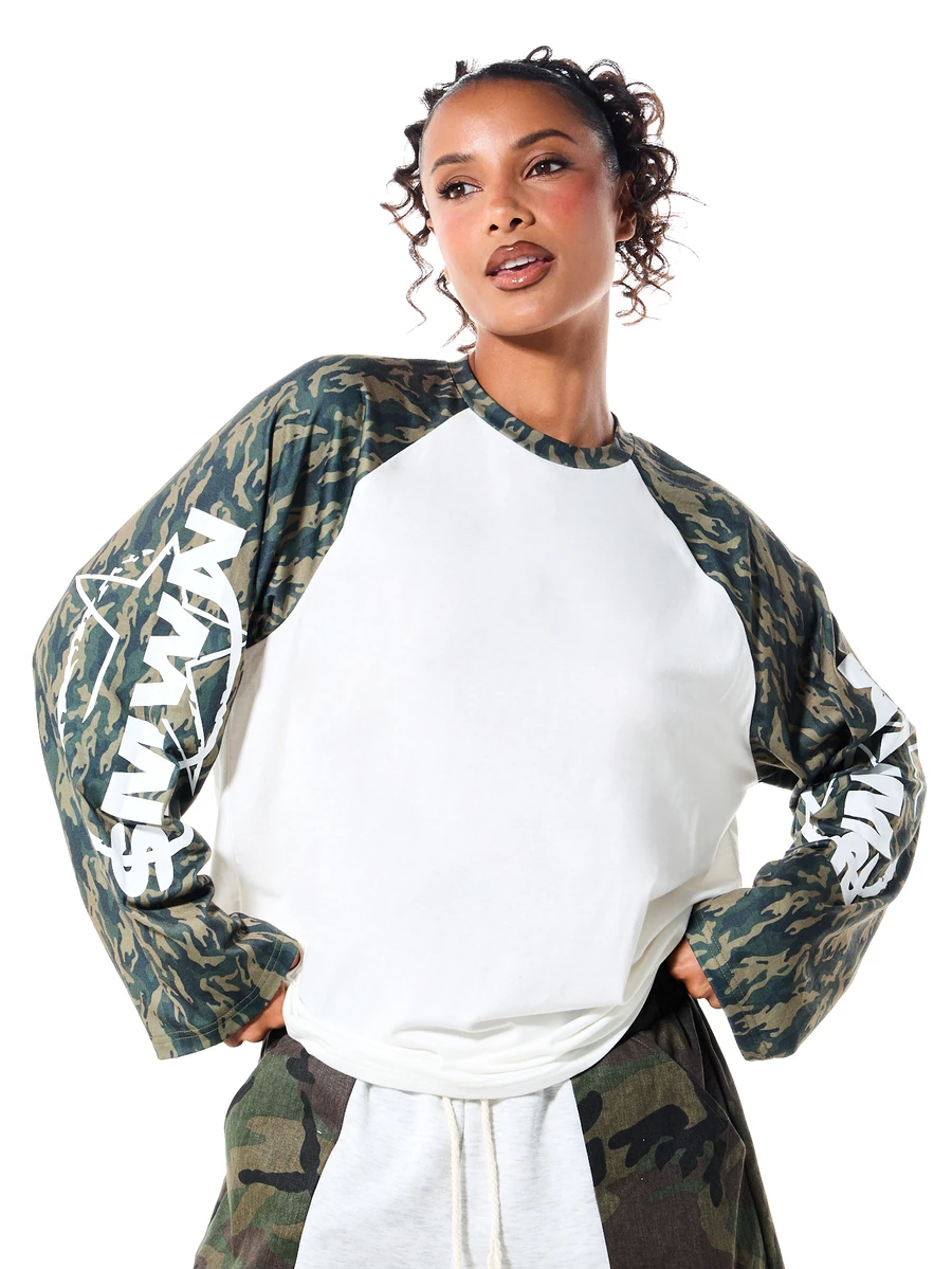 SUMWON Oversized raglantop med lång ärm, rund hals, kamouflagemönster, logotryck på ärmen och colorblock-stil - Armé Grön - Visa 1