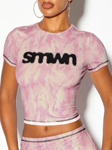 SUMWON WOMEN 粉色迷彩印花短版T恤，胸前品牌Logo印花，圓領短袖，夏季音樂節風格 - 粉色 - 查看 2