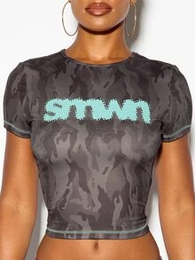 SUMWON WOMEN 胸前Logo迷彩印花圓領短袖短版T恤，配對比縫線細節 - 黑色 - 查看 2
