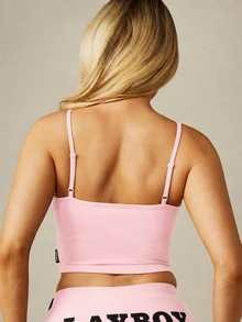 Missguided x Playboy طقم شورتات وقمة كامي قصيرة بشعار الأرنب مع أشرطة سباغيتي قابلة للتعديل وفتحة رقبة دائرية، ضروري لمهرجان الصيف - وردي - مشاهدة 2