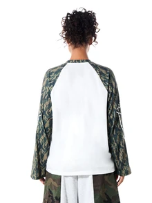 SUMWON Oversized raglantop med lång ärm, rund hals, kamouflagemönster, logotryck på ärmen och colorblock-stil - Armé Grön - Visa 2