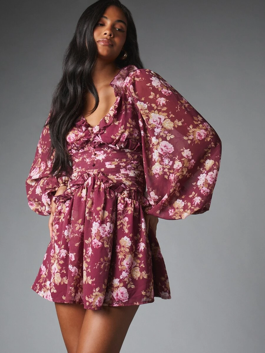 MISSGUIDED فستان شيفون قصير مزين بالزهور مع ياقة على شكل حرف V مكشكشة وأكمام منتفخة وخصر مشدود وتصميم متسع من الأسفل مثالي لضيفة حفل زفاف في فصل الخريف - متعدد الألوان - مشاهدة 1