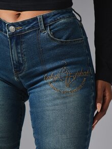 BABYPHAT Est 1999 New York 修身短版牛仔七分褲，金色貓咪刺繡與貼袋設計 - 藍色 - 查看 3