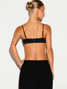 KIZN Atasan crop bralette satin berkerut dengan leher sweetheart, tali spaghetti yang dapat disesuaikan, dan pengait, sempurna untuk malam musim panas. - Hitam - View 2
