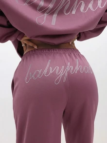 BABYPHAT Celana Jogging Kaki Lebar dengan Detail Logo Tulisan Rhinestone, Pinggang Elastis, Potongan Longgar, Celana Santai Kasual, Wajib Dicoba di Musim Gugur dan Musim Dingin - Burgundy - View 1