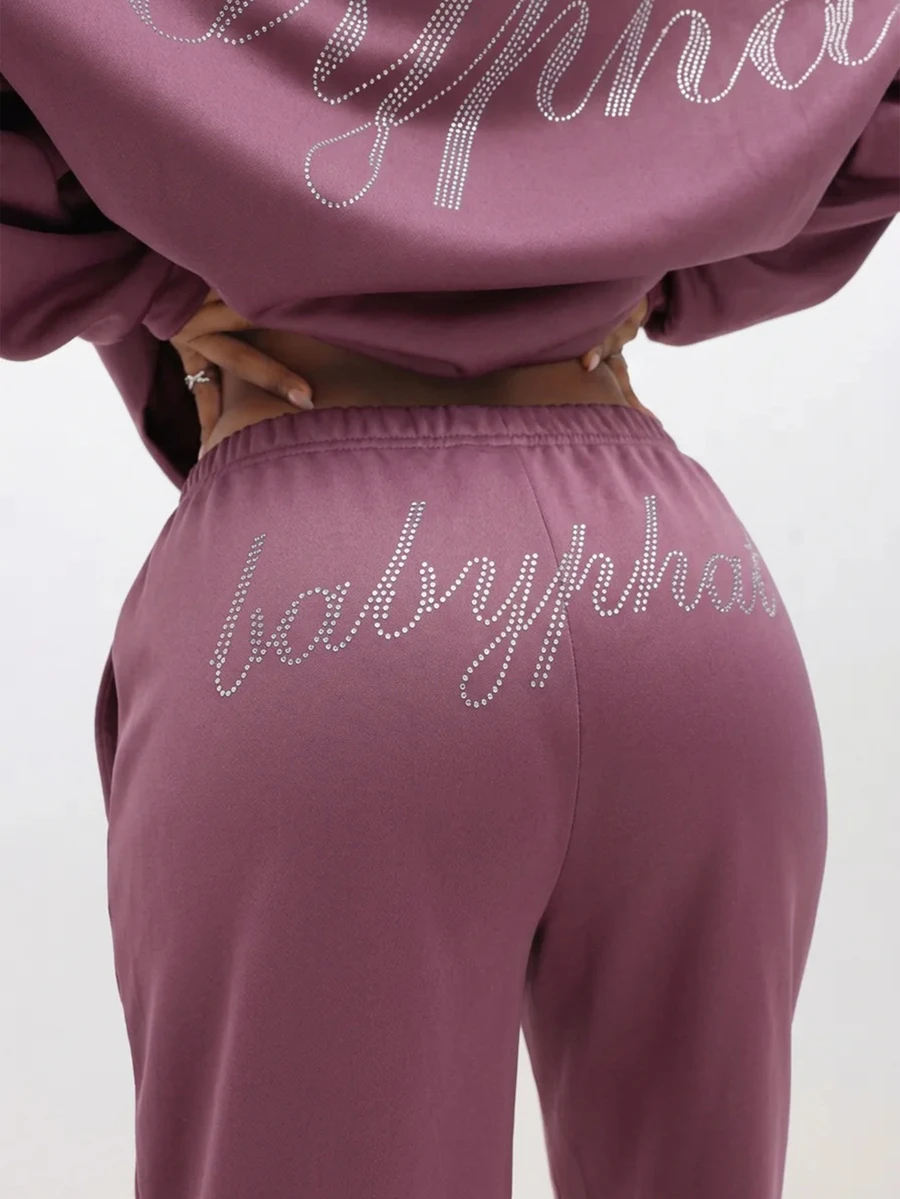 BABYPHAT Celana Jogging Kaki Lebar dengan Detail Logo Tulisan Rhinestone, Pinggang Elastis, Potongan Longgar, Celana Santai Kasual, Wajib Dicoba di Musim Gugur dan Musim Dingin - Burgundy - View 1