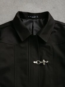 SUMWON 黑色大廓形哈林頓夾克，銀色D型環扣開襟，尖領，臀長修身外套，秋冬款 - 黑色 - 查看 3