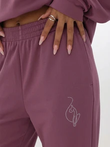 BABYPHAT Celana Jogging Kaki Lebar dengan Detail Logo Tulisan Rhinestone, Pinggang Elastis, Potongan Longgar, Celana Santai Kasual, Wajib Dicoba di Musim Gugur dan Musim Dingin - Burgundy - View 3
