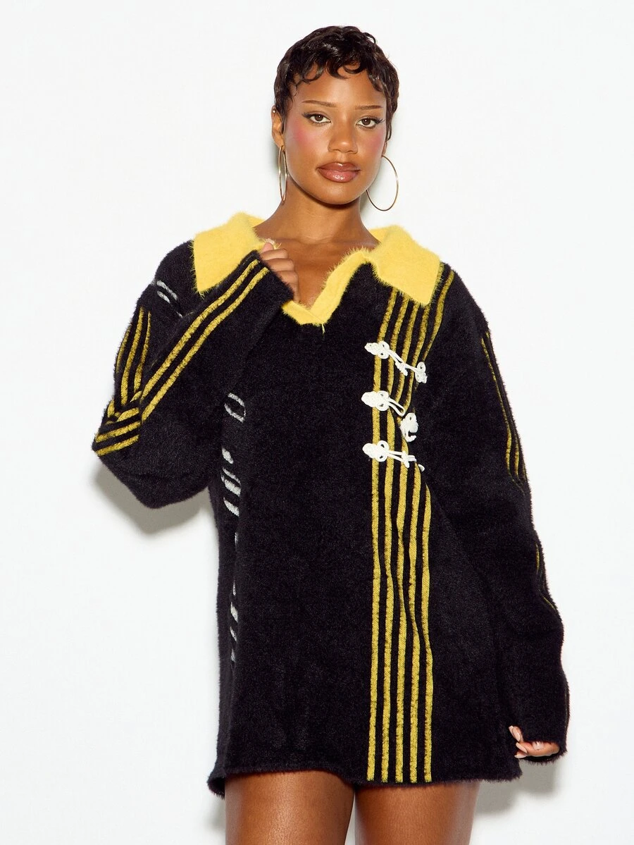 SUMWON WOMEN Gaun Sweater Mini Rajut Berbulu Ukuran Besar dengan Kerah, Detail Garis Kuning, Kancing Toggle, dan Cetakan Teks Kaligrafi - Hitam - View 1