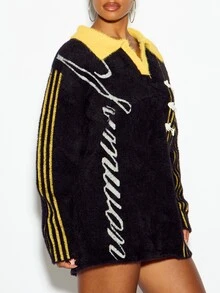 SUMWON WOMEN Gaun Sweater Mini Rajut Berbulu Ukuran Besar dengan Kerah, Detail Garis Kuning, Kancing Toggle, dan Cetakan Teks Kaligrafi - Hitam - View 2
