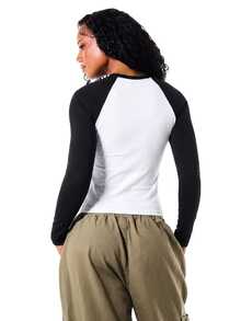 SUMWON WOMEN Top corto de manga larga tipo raglán con estampado gráfico de escritura, cuello redondo, bloque de color bitonal, casual para otoño e invierno - Negro - Ver 2