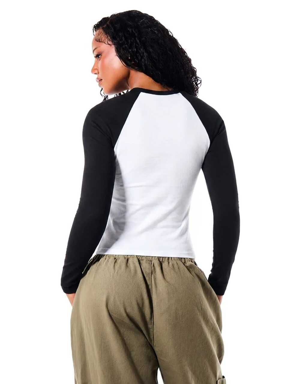 SUMWON WOMEN Top corto de manga larga tipo raglán con estampado gráfico de escritura, cuello redondo, bloque de color bitonal, casual para otoño e invierno
