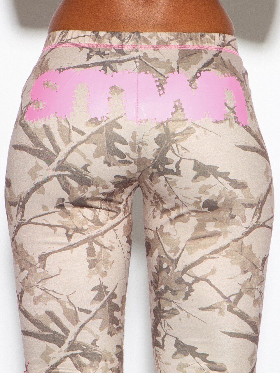 SUMWON WOMEN Calça Flare Camuflada com Logo da Marca Rosa, Estampa de Bumbum, Cintura Baixa, Comprimento Total, Perna Sino Flare, Detalhe de Bainha com Costura Contrastante