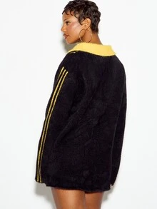 SUMWON WOMEN Gaun Sweater Mini Rajut Berbulu Ukuran Besar dengan Kerah, Detail Garis Kuning, Kancing Toggle, dan Cetakan Teks Kaligrafi - Hitam - View 4