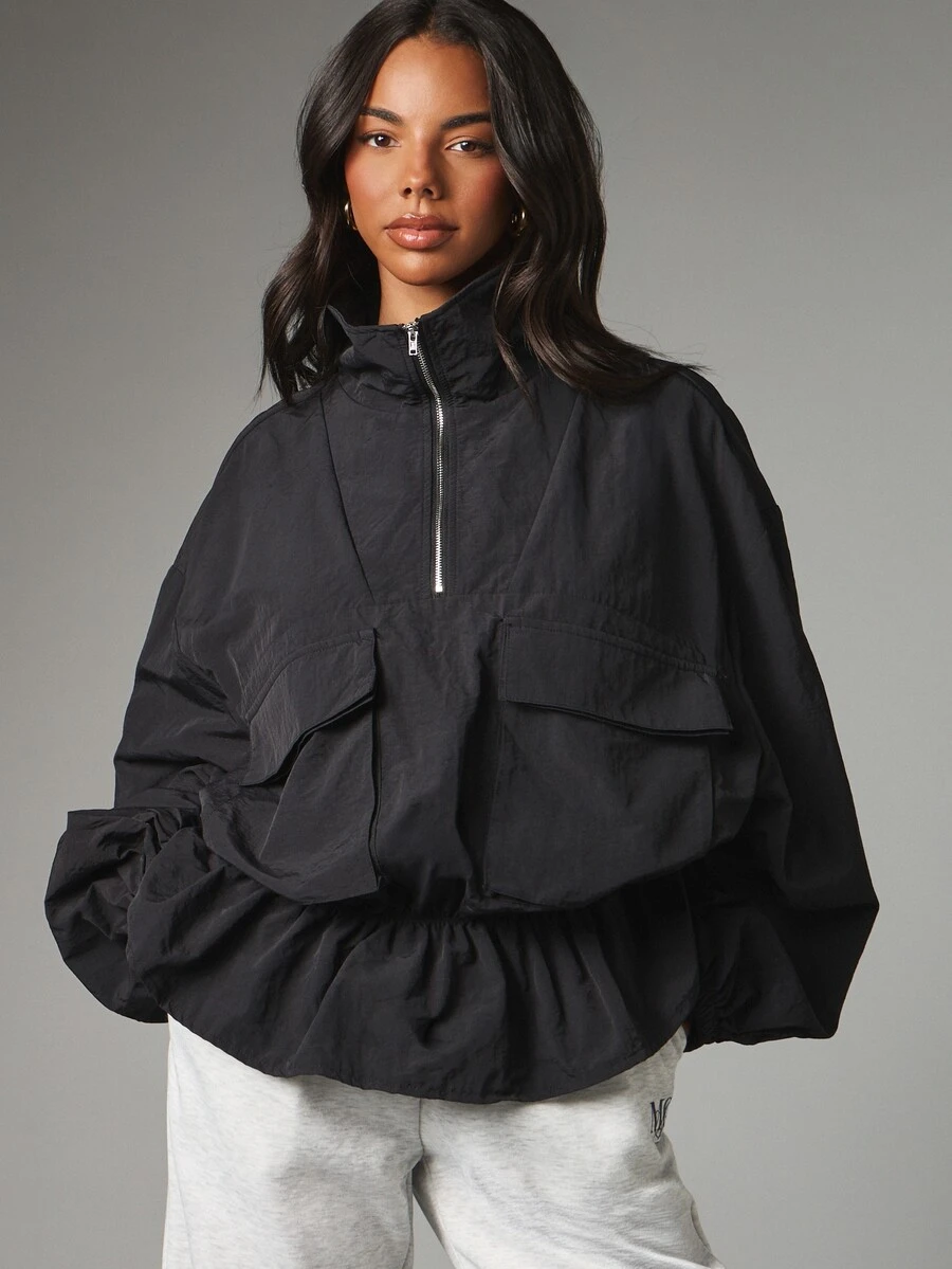 MISSGUIDED Chaqueta tipo pulóver de nylon extragrande con media cremallera, cuello alto, bolsillos cargo, mangas abullonadas y detalle de volantes en el bajo - Negro - Ver 1