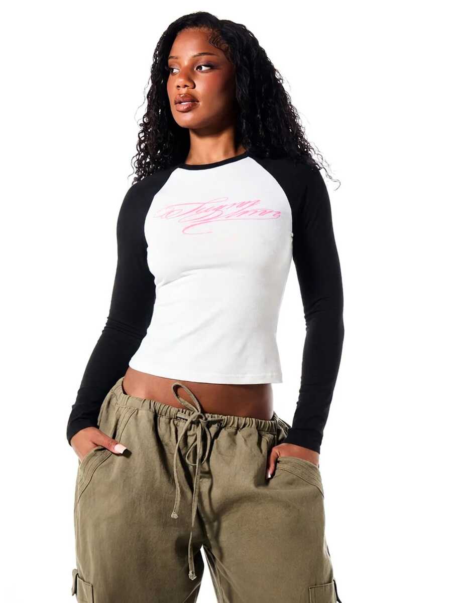 SUMWON WOMEN Top corto de manga larga tipo raglán con estampado gráfico de escritura, cuello redondo, bloque de color bitonal, casual para otoño e invierno - Negro - Ver 1